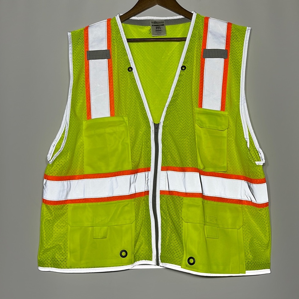 NWOT ML Kishigo safety vest with large pockets and zipper down never worn